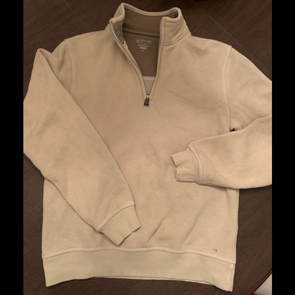 Men’s Arrow Fleece quarter zip shirt.